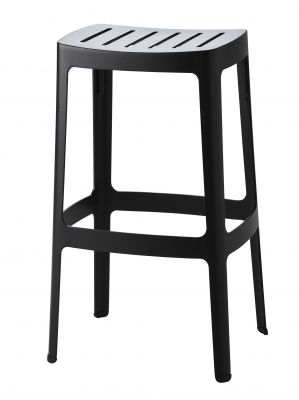 Schwarzer Cut Barhocker von Cane-Line, stapelbar, für den Innen- und Außenbereich. Modernes Design.